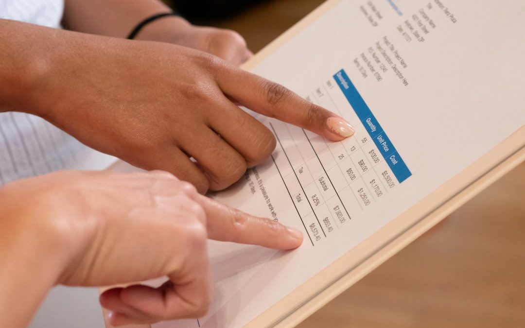 persona consultando cuánto cuesta el kit digital con digital doers